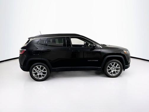 Diamond Black Crystal Pearlcoat 2023 Jeep Compass Latitude Lux