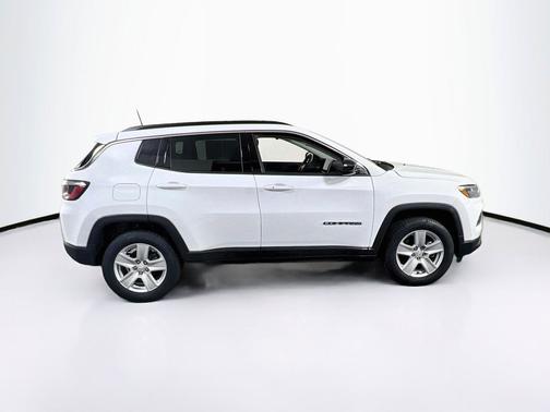 Bright White Clearcoat 2022 Jeep Compass Latitude