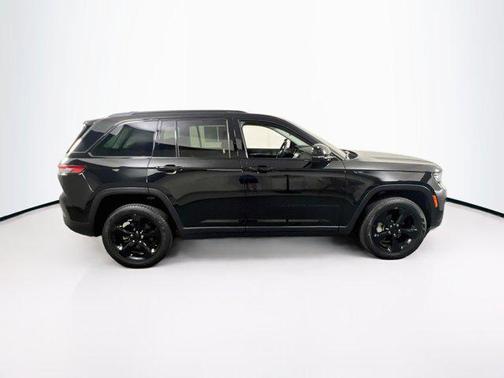 Diamond Black Crystal Pearlcoat 2023 Jeep Grand Cherokee Limited