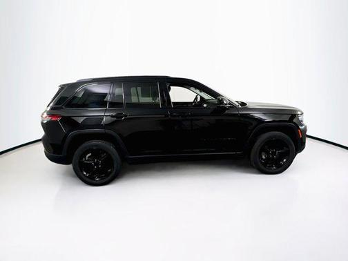 Diamond Black Crystal Pearlcoat 2023 Jeep Grand Cherokee Limited