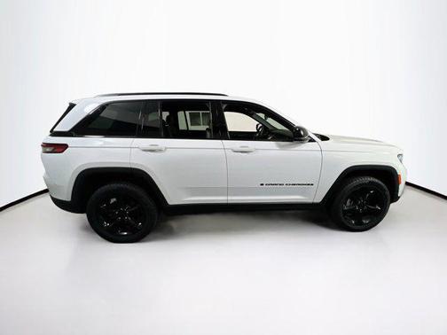 Bright White Clearcoat 2023 Jeep Grand Cherokee Altitude