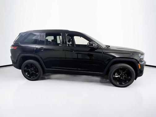 Diamond Black Crystal Pearlcoat 2023 Jeep Grand Cherokee Altitude