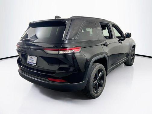 Diamond Black Crystal Pearlcoat 2023 Jeep Grand Cherokee Altitude