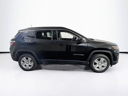 Diamond Black Crystal Pearlcoat 2022 Jeep Compass Latitude