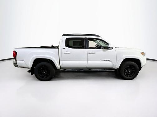 White 2022 Toyota Tacoma SR5