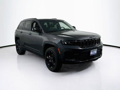 Baltic Gray Metallic Clearcoat 2023 Jeep Grand Cherokee Altitude