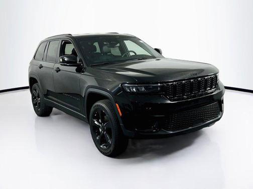 Diamond Black Crystal Pearlcoat 2023 Jeep Grand Cherokee Altitude