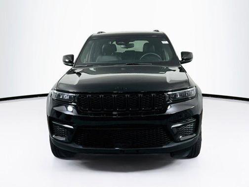 Diamond Black Crystal Pearlcoat 2023 Jeep Grand Cherokee Altitude