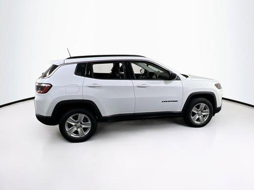 Bright White Clearcoat 2022 Jeep Compass Latitude