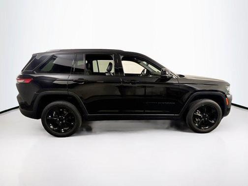 Diamond Black Crystal Pearlcoat 2023 Jeep Grand Cherokee Altitude
