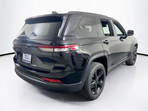 Diamond Black Crystal Pearlcoat 2023 Jeep Grand Cherokee Altitude