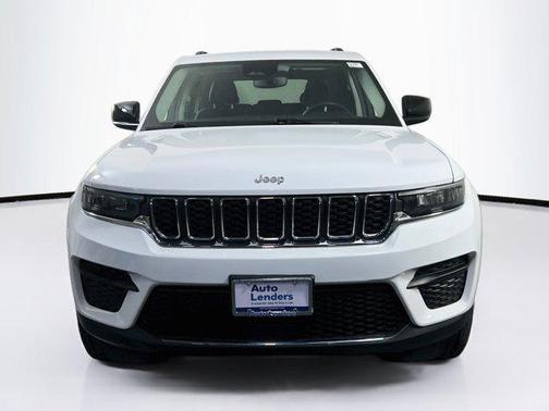 Bright White Clearcoat 2023 Jeep Grand Cherokee Laredo