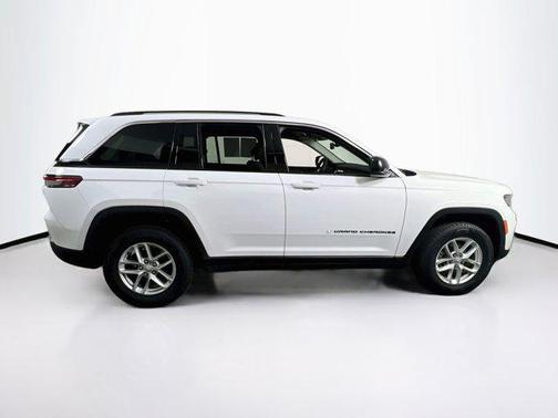 Bright White Clearcoat 2023 Jeep Grand Cherokee Laredo
