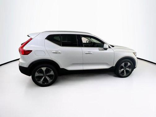 2023 Volvo XC40 B4 Plus Bright Theme