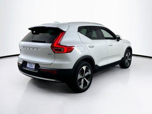 2023 Volvo XC40 B4 Plus Bright Theme