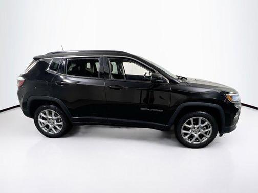Diamond Black Crystal Pearlcoat 2022 Jeep Compass Latitude Lux