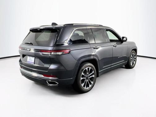 Baltic Gray Metallic Clearcoat 2023 Jeep Grand Cherokee Overland