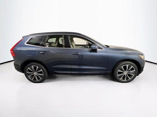 2022 Volvo XC60 B5 Momentum
