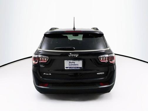 Diamond Black Crystal Pearlcoat 2022 Jeep Compass Latitude