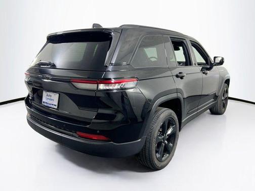 Diamond Black Crystal Pearlcoat 2023 Jeep Grand Cherokee Altitude