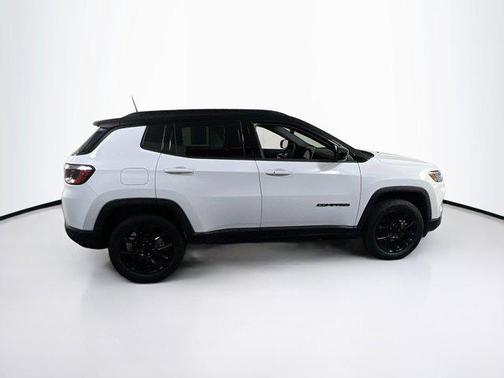 Bright White Clearcoat 2022 Jeep Compass Latitude