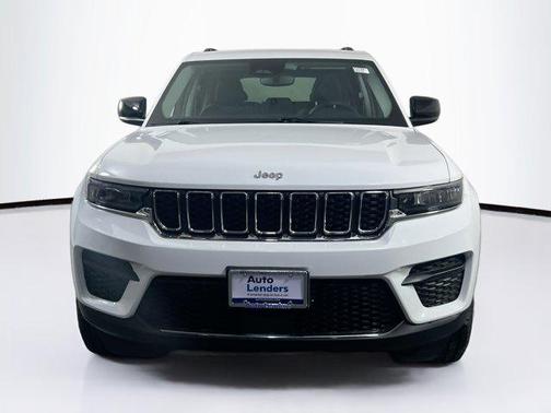 Bright White Clearcoat 2023 Jeep Grand Cherokee Laredo