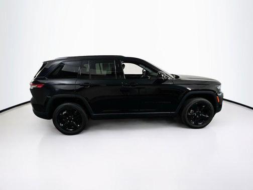 Diamond Black Crystal Pearlcoat 2023 Jeep Grand Cherokee Altitude