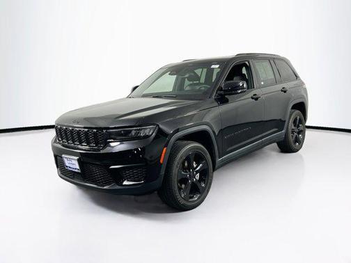 Diamond Black Crystal Pearlcoat 2023 Jeep Grand Cherokee Altitude
