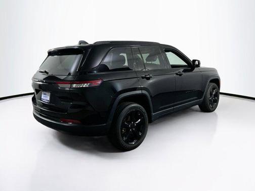 Diamond Black Crystal Pearlcoat 2023 Jeep Grand Cherokee Altitude