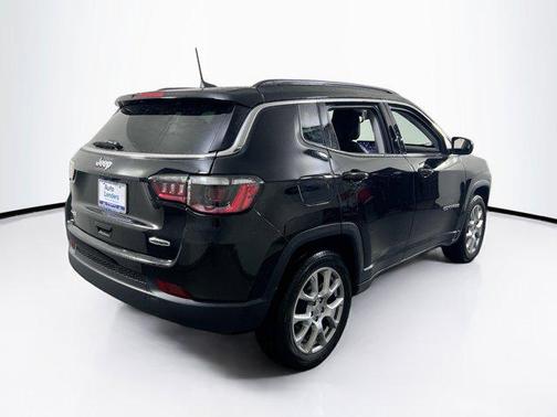 Diamond Black Crystal Pearlcoat 2022 Jeep Compass Latitude Lux