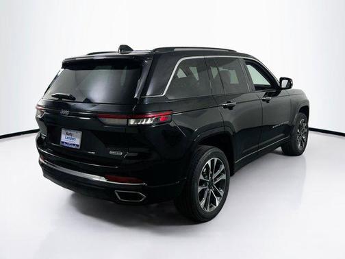 Diamond Black Crystal Pearlcoat 2023 Jeep Grand Cherokee Overland
