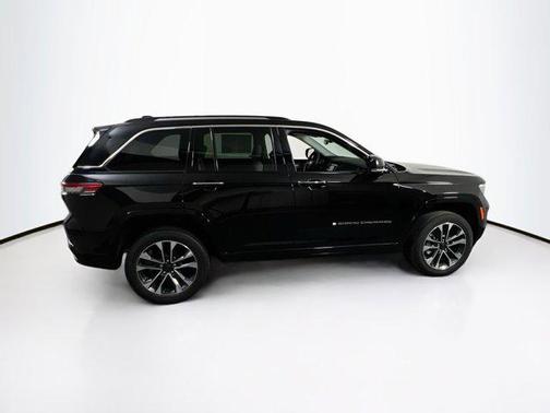 Diamond Black Crystal Pearlcoat 2023 Jeep Grand Cherokee Overland