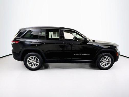 Diamond Black Crystal Pearlcoat 2023 Jeep Grand Cherokee Laredo