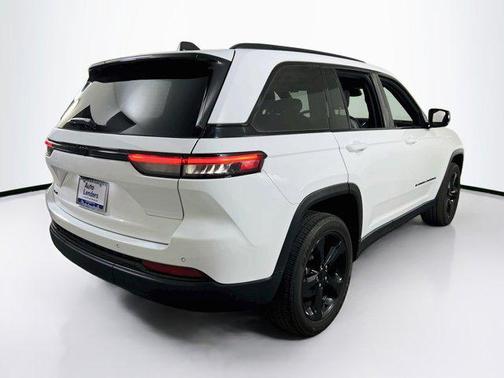Bright White Clearcoat 2023 Jeep Grand Cherokee Altitude