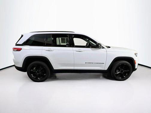 Bright White Clearcoat 2023 Jeep Grand Cherokee Altitude