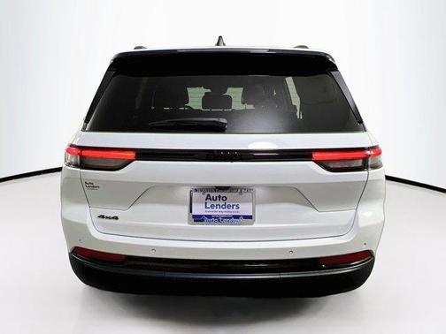 Bright White Clearcoat 2023 Jeep Grand Cherokee Altitude