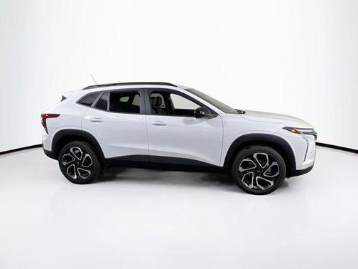 Summit White 2025 Chevrolet Trax FWD 2RS