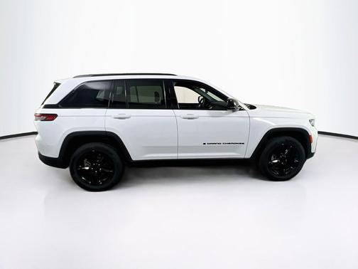 Bright White Clearcoat 2023 Jeep Grand Cherokee Altitude