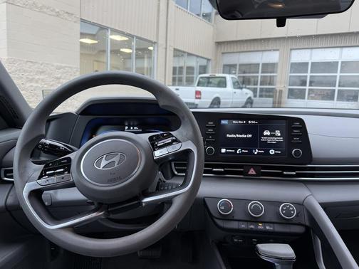 2025 Hyundai ELANTRA SE