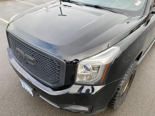 Photo 4 of 32 of 2017 GMC Yukon XL SLT