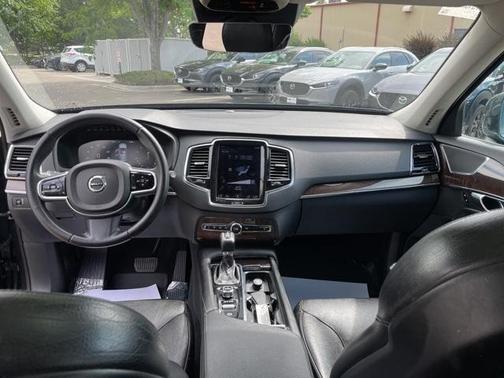 2016 Volvo XC90 T6 Momentum
