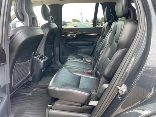 2016 Volvo XC90 T6 Momentum