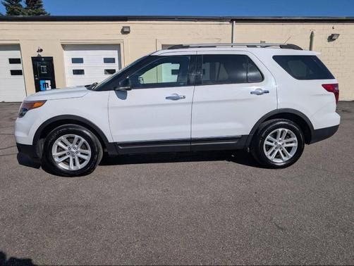 White 2015 Ford Explorer XLT