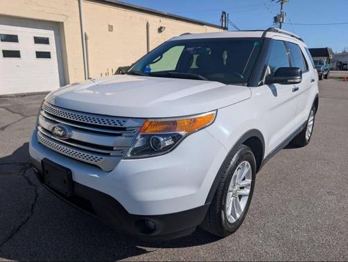 White 2015 Ford Explorer XLT