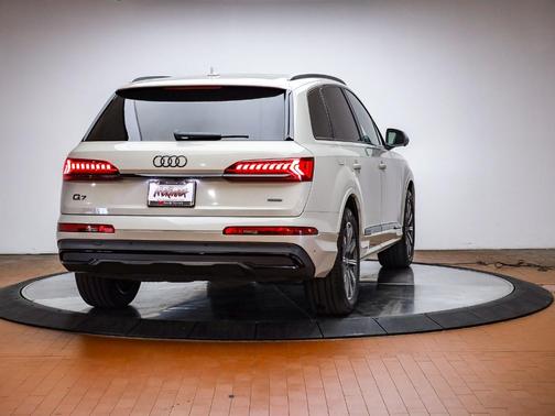 2022 Audi Q7 45 Premium Plus
