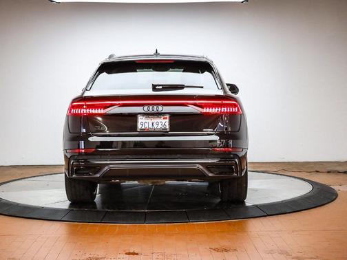 2022 Audi Q8 55 Premium Plus