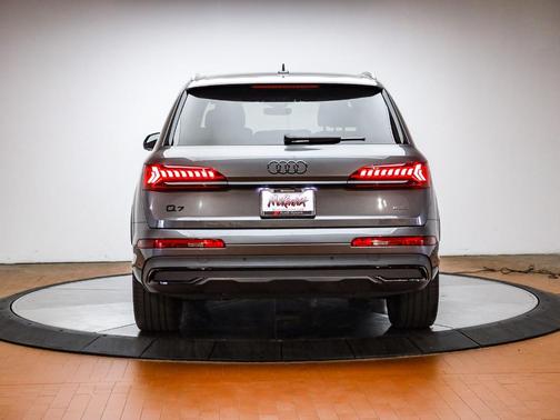 Samurai Gray Metallic 2023 Audi Q7 45 Premium Plus