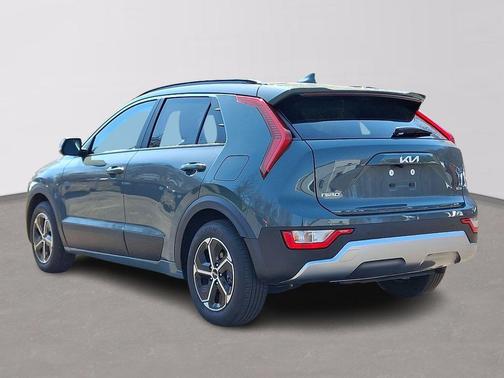 Cityscape Green 2025 Kia Niro EX