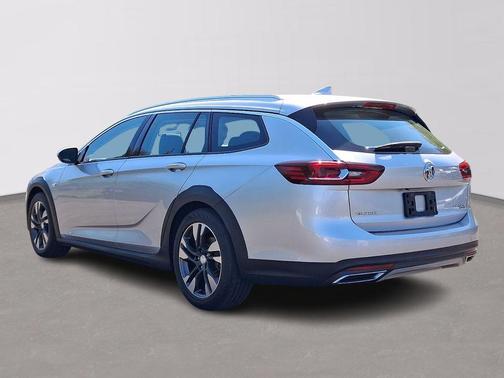 Quicksilver Metallic 2018 Buick Regal TourX Essence