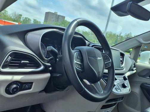 2022 Chrysler Pacifica Touring-L